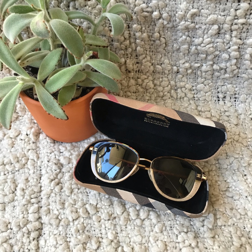 Like new Chanel sunglasses small frames - vintage